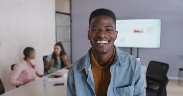 Retrato Del Sonriente Empresario Creativo Afroamericano Reunión Con Diversas Colegas — Vídeos de Stock