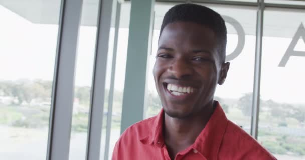 Portret Śmiejącego Się Afrykańskiego Kreatywnego Biznesmena Nowoczesnym Wnętrzu Biurowym Biznes — Wideo stockowe