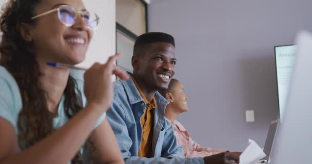 Три Щасливі Різноманітні Чоловічі Жіночі Творчі Колеги Посміхаються Роблять Нотатки — стокове відео