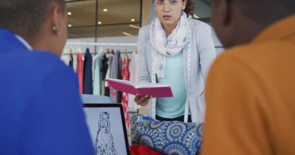 Diverse Desainer Perempuan Dan Laki Laki Membahas Desain Mode Pada — Stok Video