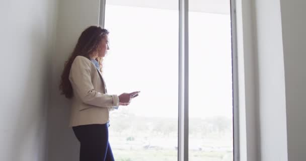 Birassische Geschäftsfrau Steht Mit Smartphone Fenster Modernen Interieurs Wirtschaft Und — Stockvideo