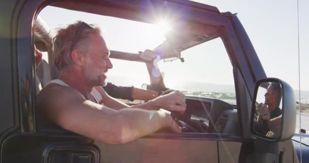 Szczęśliwy Biały Gej Mężczyzna Para Samochód Podziwiając Widok Wskazując Słoneczny — Wideo stockowe