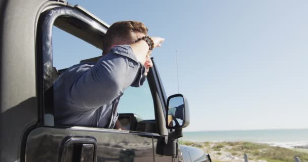 Felice Uomo Caucasico Auto Ammirando Vista Nella Giornata Sole Spiaggia — Video Stock