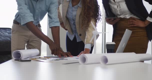 Arquitectos Biracial Femeninos Masculinos Hablando Comprobando Los Planes Arquitectos Oficina — Vídeos de Stock