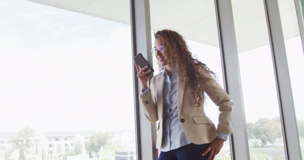 Birassische Geschäftsfrau Lächelt Und Spricht Auf Dem Smartphone Modernen Interieurs — Stockvideo
