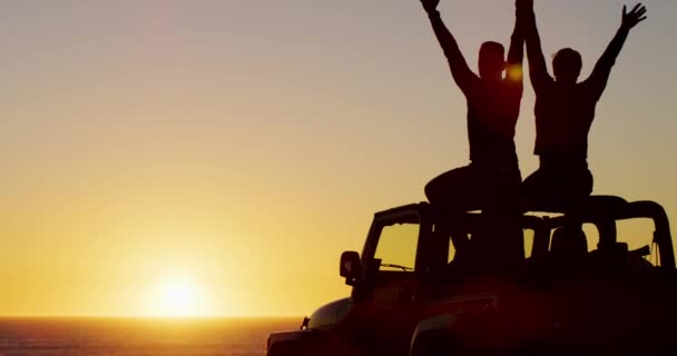 Kumsalda Gün Batımında Arabada Oturan Ele Tutuşan Mutlu Beyaz Erkek — Stok video