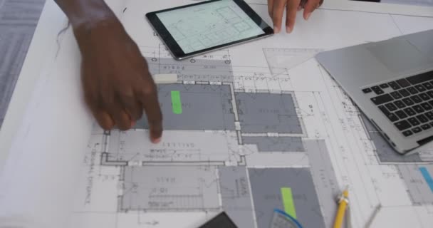 Dłonie Dwurasowych Architektów Płci Męskiej Żeńskiej Korzystających Tabletów Sprawdzających Plany — Wideo stockowe