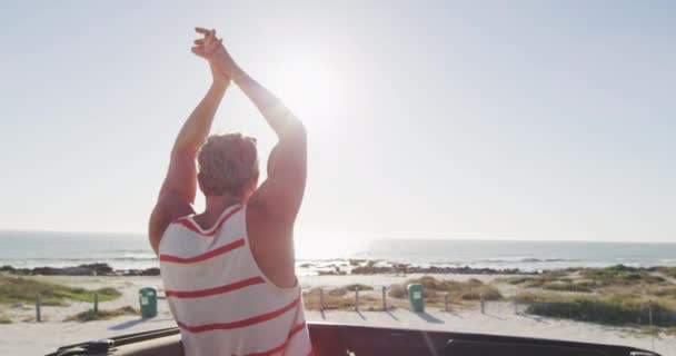 Güneşli Bir Günde Üstü Açık Arabasında Kollarını Kaldırıp Denize Bakan — Stok video