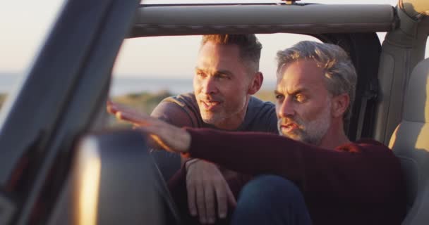 Kafkasyalı Mutlu Erkek Çift Arabada Oturup Manzarayı Seyrediyor Sahilde Konuşuyor — Stok video