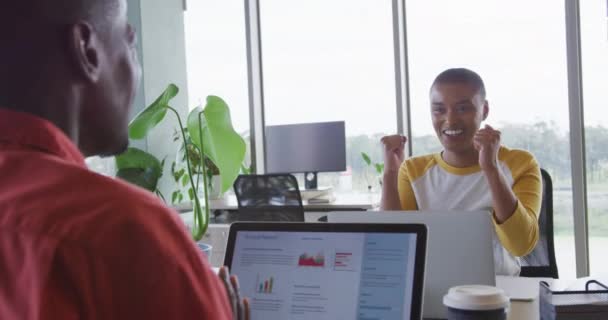 Šťastná Africká Tvůrčí Podnikatelka Která Slaví Stolem Kolegou Podnikání Technologie — Stock video