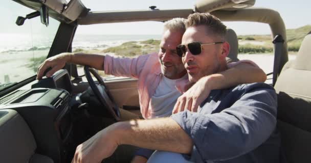 Kumsalda Güneşli Bir Günde Arabada Kucaklaşan Mutlu Beyaz Erkek Çift — Stok video