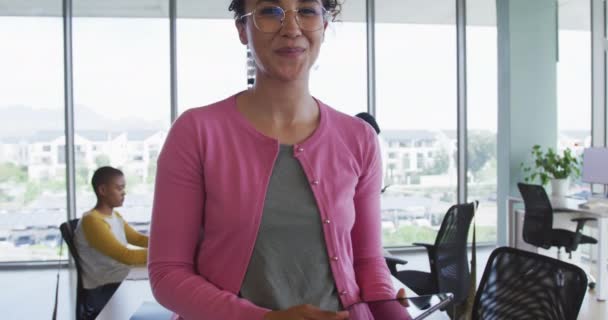 Lächelnde Kreative Geschäftsfrau Mit Tablet Büro Diverse Kollegen Hintergrund Wirtschaft — Stockvideo
