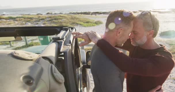 Feliz Caucasiano Gay Masculino Casal Por Carro Abraçando Dia Ensolarado — Vídeo de Stock