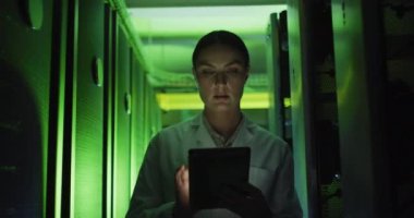 Beyaz kadın. Laboratuvar önlüklü teknisyen. Tablet kontrol sunucusu kullanıyor. bilgi teknolojisi, veri işleme ve bilgisayar sunucuları.