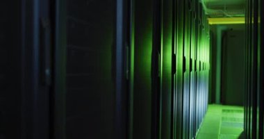 Teknoloji odasındaki bilgisayar sunucularına yeşil ışık yansıyor. bilgi teknolojisi, veri işleme ve bilgisayarlar.