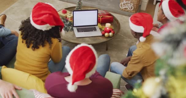 Diversos Amigos Felizes Chapéus Papai Noel Fazendo Chamada Vídeo Laptop — Vídeo de Stock