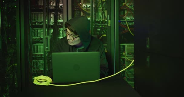 Azjatycki Haker Kapturze Korzystający Laptopa Przez Serwery Komputerowe Bezpieczeństwo Internetu — Wideo stockowe