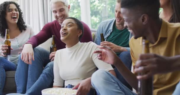 Rozmanitá Skupina Šťastných Mužských Ženských Přátel Kteří Dívají Sport Popíjejí — Stock video