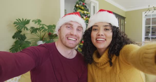 Ευτυχισμένες Διαφορετικές Φίλες Καπέλα Santa Κάνοντας Χριστουγεννιάτικη Βιντεοκλήση Χαμογελώντας Και — Αρχείο Βίντεο