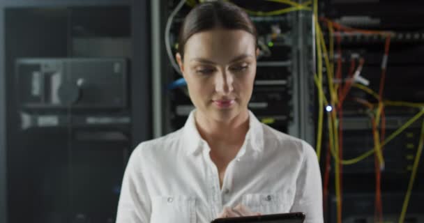 用计算机服务器刻画笑容可亲的高加索女性形象 信息技术 数据处理和计算机服务器 — 图库视频影像