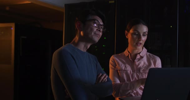 Zróżnicowane Kobiety Mężczyźni Technicy Pomocą Laptopa Sprawdzanie Serwera Komputerowego Technologie — Wideo stockowe