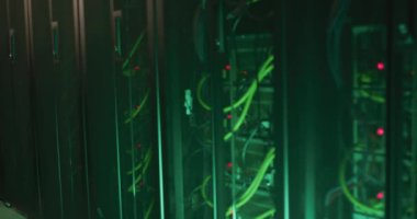 Teknoloji odasındaki kontrol ışıklarını ve bilgisayar sunucularındaki birden fazla kabloyu kapat. bilgi teknolojisi, veri işleme ve bilgisayarlar.