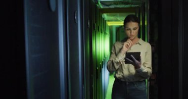 Beyaz kadın teknisyen, tablet kontrol sunucusu kullanıyor. bilgi teknolojisi, veri işleme ve bilgisayar sunucuları.