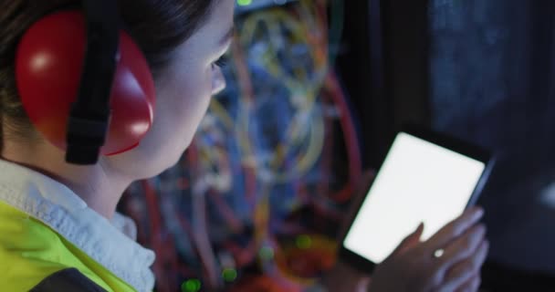 Καυκάσια Γυναίκα Τεχνικός Χρησιμοποιώντας Tablet Κενό Οθόνη Ελέγχου Διακομιστή Υπολογιστή — Αρχείο Βίντεο