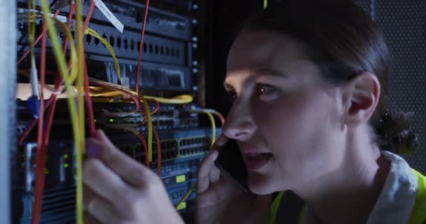 Mujer Caucásica Que Técnico Utilizando Teléfono Inteligente Que Comprueba Servidor — Vídeos de Stock