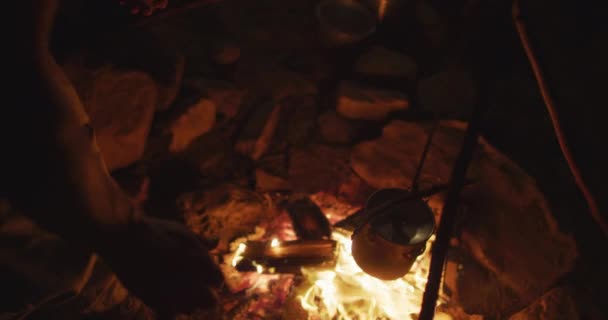 白人男性生存者在野外野营的夜晚篝火中手拉手取暖 自然求生者 — 图库视频影像