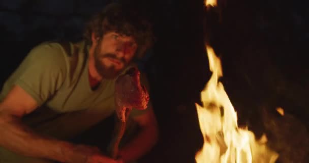 Sonriente Hombre Caucásico Barbudo Sobreviviente Desierto Cocinando Carne Palo Fogata — Vídeo de stock