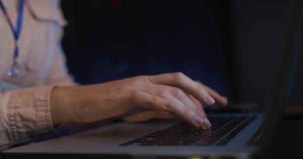 Mittelteil Der Weiblichen Technikerin Tippt Auf Laptop Tastatur Informationstechnologie Datenverarbeitung — Stockvideo