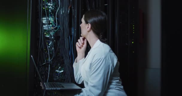 Donna Caucasica Tecnico Camice Laboratorio Utilizzando Computer Portatile Controllo Server — Video Stock