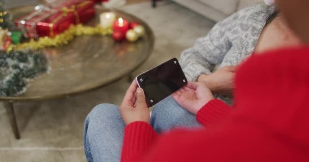 Šťastné Rozmanité Ženské Přátele Dělat Vánoční Smartphone Video Hovor Kopírovat — Stock video