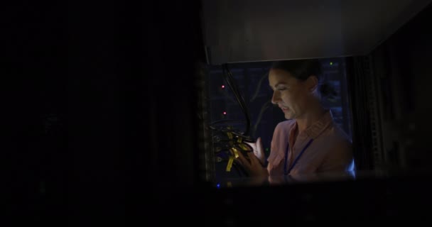 Blanke Vrouw Het Technicus Met Behulp Van Tablet Controleren Computer — Stockvideo