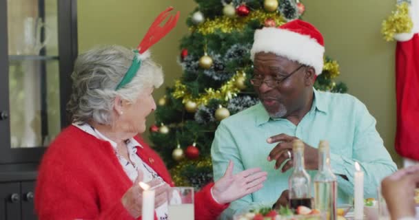 Noel Baba Şapkalı Mutlu Çift Evde Noel Yemeği Masasında Konuşuyor — Stok video