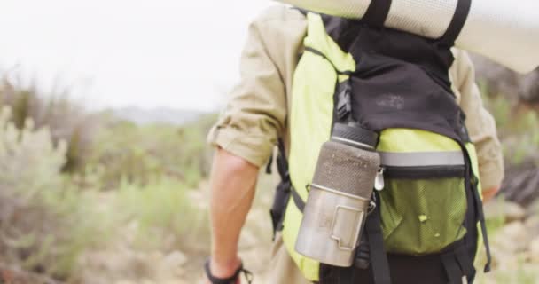 Sezione Centrale Maschio Caucasico Survivalista Trekking Attraverso Natura Selvaggia Con — Video Stock