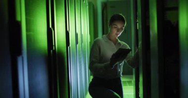 Beyaz kadın teknisyen, tablet kontrol sunucusu kullanıyor. bilgi teknolojisi, veri işleme ve bilgisayar sunucuları.