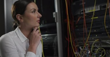 Beyaz kadın. Teknisyen. Bilgisayar sunucusunu işaret edip kontrol ediyor. bilgi teknolojisi, veri işleme ve bilgisayar sunucuları.