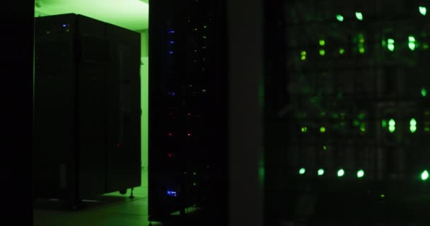 Закрыть Зеленые Фонари Управления Мигающие Компьютерных Серверах Технической Комнате Информационные — стоковое видео