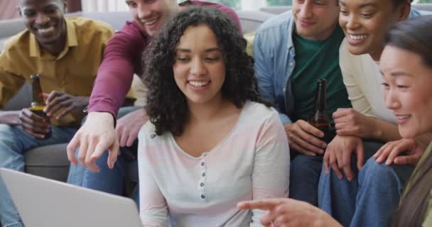 Різноманітна Група Щасливих Друзів Чоловіків Жінок Які Дивляться Ноутбук Розмовляють — стокове відео