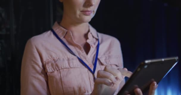 Καυκάσια Γυναίκα Τεχνικός Χρησιμοποιώντας Tablet Έλεγχο Διακομιστή Υπολογιστή Πληροφορική Επεξεργασία — Αρχείο Βίντεο