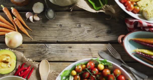 Закройте Вид Различные Пищевые Ингредиенты Овощи Деревянной Поверхности Концепция Еды — стоковое видео