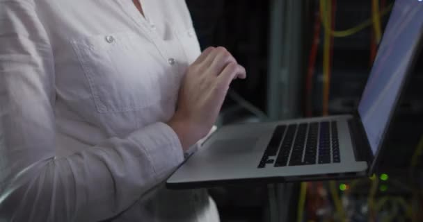 Caucásico Técnico Femenino Que Utiliza Ordenador Portátil Servidor Comprobación Computadora — Vídeos de Stock