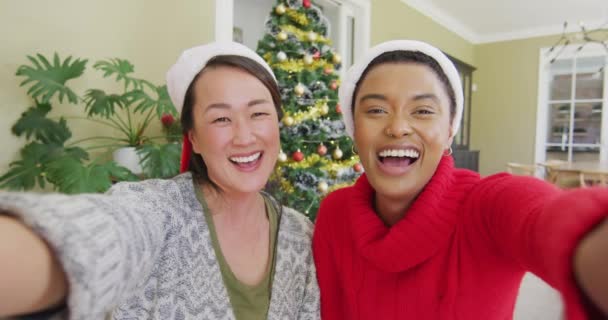 Glücklich Diverse Freundinnen Weihnachtsmützen Die Weihnachts Videoanrufe Tätigen Küsse Pusten — Stockvideo