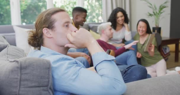 Lächelnder Kaukasier Der Mit Einer Gruppe Fröhlicher Freunde Wohnzimmer Sitzt — Stockvideo