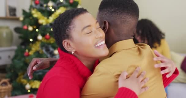 Mutlu Erkek Kadın Arkadaşlar Evde Noel Ağacının Önünde Sarılıyorlar Noel — Stok video