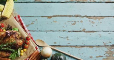 Pişmiş tavuk ve ahşap yüzeyinde fotokopi alanı olan birden fazla besin maddesinin yakın görüntüsü. yemek ve restoran konsepti