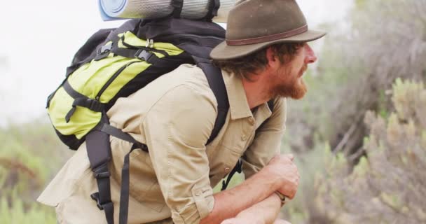 Porträt Eines Glücklichen Bärtigen Kaukasischen Männlichen Überlebenskünstlers Mit Rucksack Der — Stockvideo