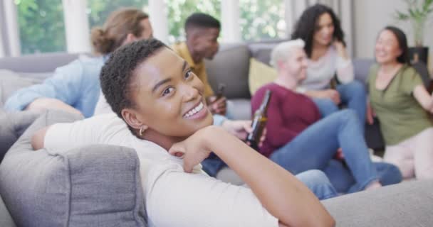 Mujer Birracial Sonriente Sentada Con Diversos Grupos Amigos Felices Socializando — Vídeos de Stock